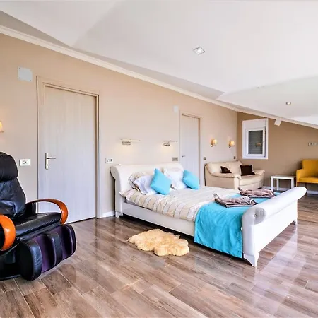 Maximus - Solo 4 Bedroom Sea View Private Semesterbostad *